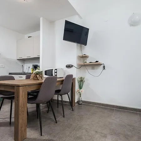 Mladen In Cervar-port With Balcony & Wifi شقة *